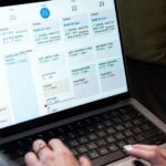 Mulher planejando a agenda da semana no laptop