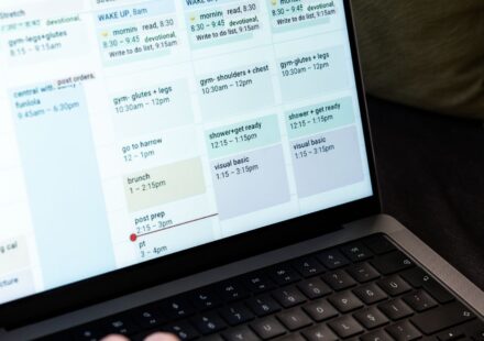 Mulher planejando a agenda da semana no laptop