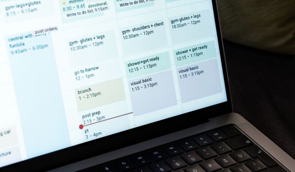 Mulher planejando a agenda da semana no laptop