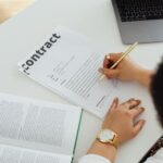 Profissional assinando contrato em uma mesa de escritório
