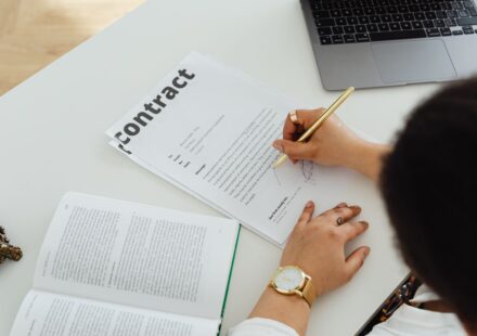 Profissional assinando contrato em uma mesa de escritório