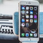 CNH digital: como ter a carteira de motorista no celular pelo app CNH do Brasil Celular preso no painel de um carro