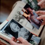 Mãos folheando um álbum de fotos antigas de família