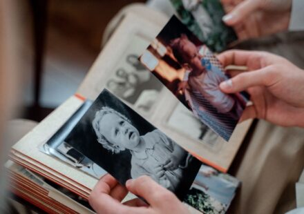 Mãos folheando um álbum de fotos antigas de família