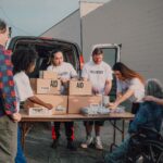 Grupo de voluntários organizando materiais ao ar livre