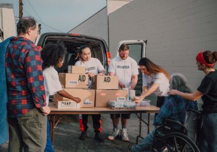 Grupo de voluntários organizando materiais ao ar livre