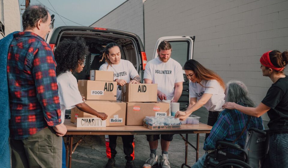 Grupo de voluntários organizando materiais ao ar livre