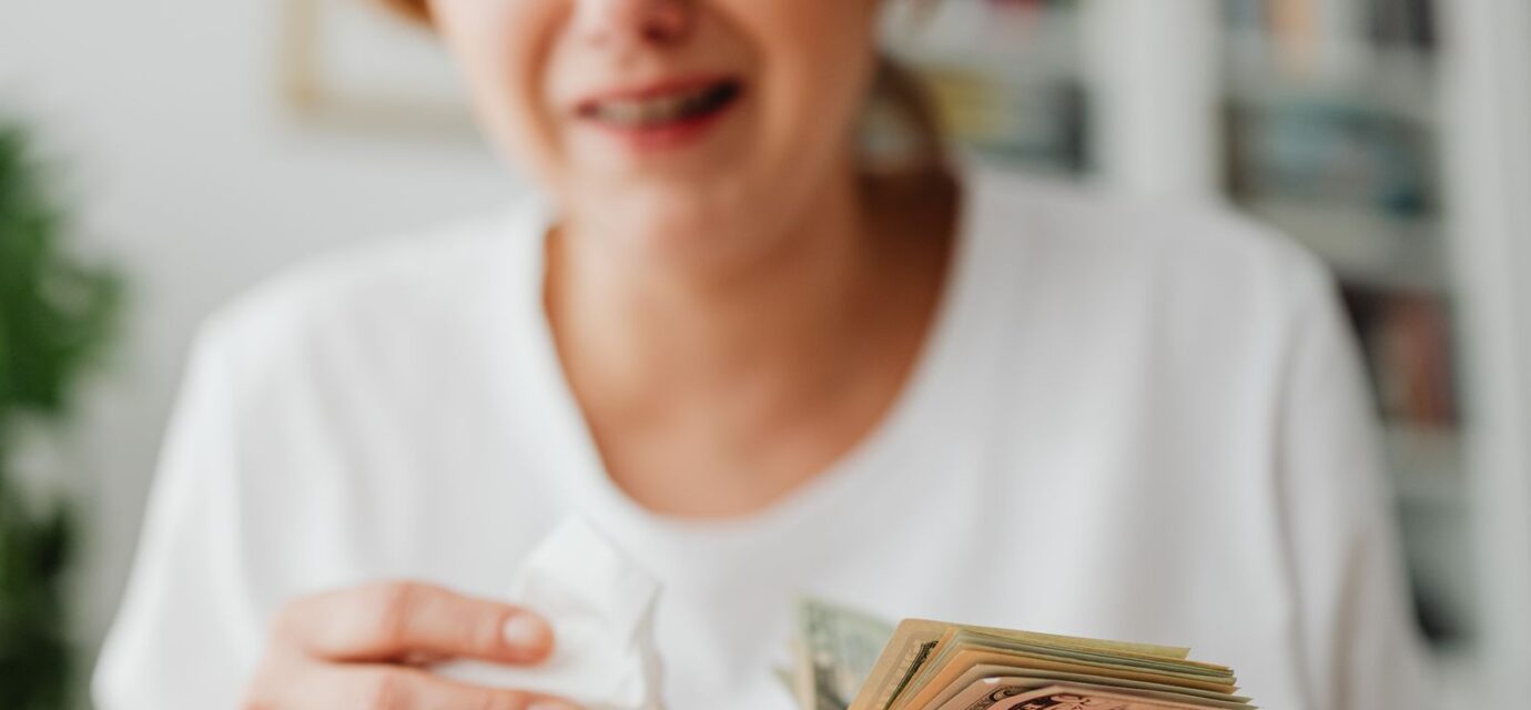 Mulher em casa revisando contas e organizando as finanças