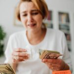 Nome sujo ou CPF irregular: qual a diferença e como resolver cada um Mulher em casa revisando contas e organizando as finanças