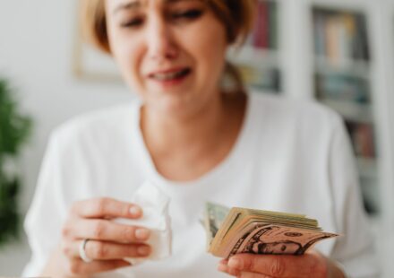 Mulher em casa revisando contas e organizando as finanças