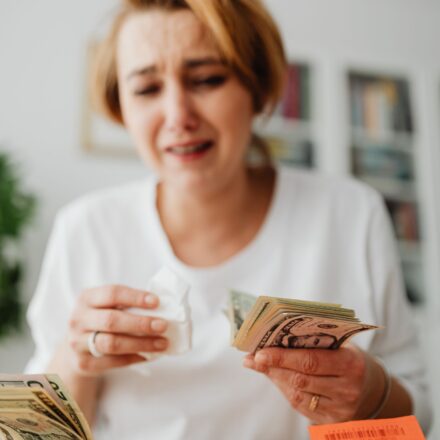 Mulher em casa revisando contas e organizando as finanças
