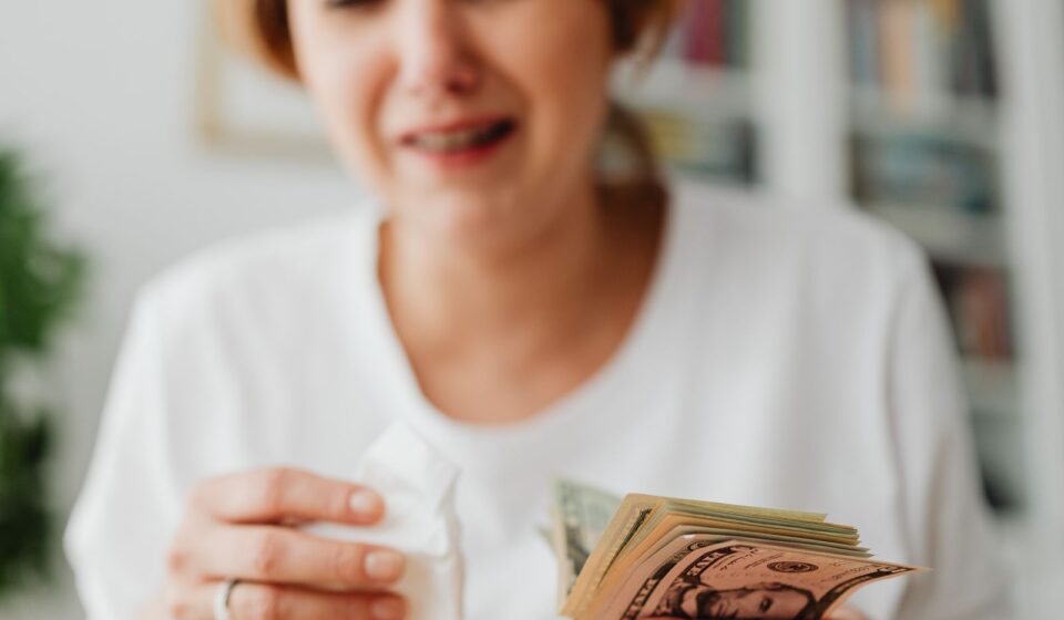 Mulher em casa revisando contas e organizando as finanças