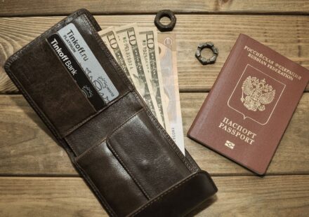 Carteira de couro com cartões e documentos sobre a mesa