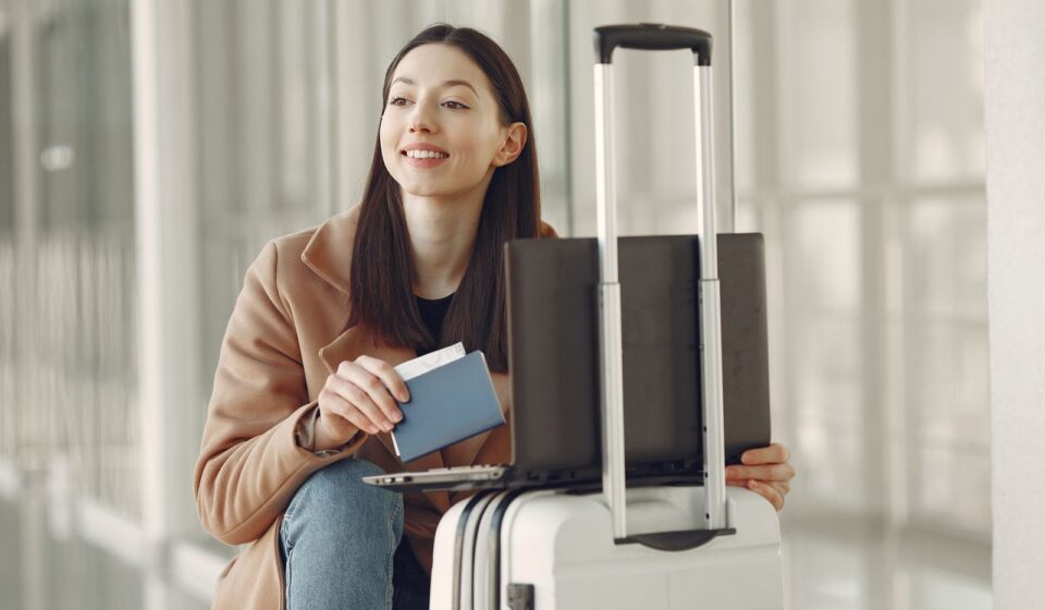 Viajante segurando o passaporte no aeroporto