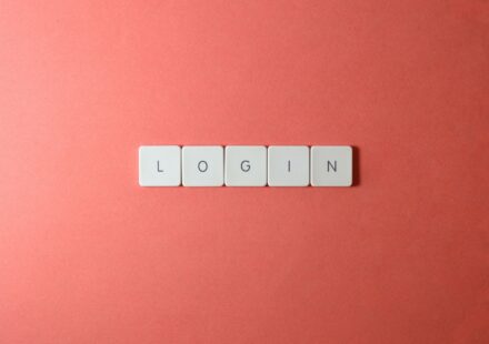 Peças de teclado formando a palavra login sobre fundo coral