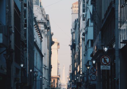 Rua movimentada no centro de Buenos Aires