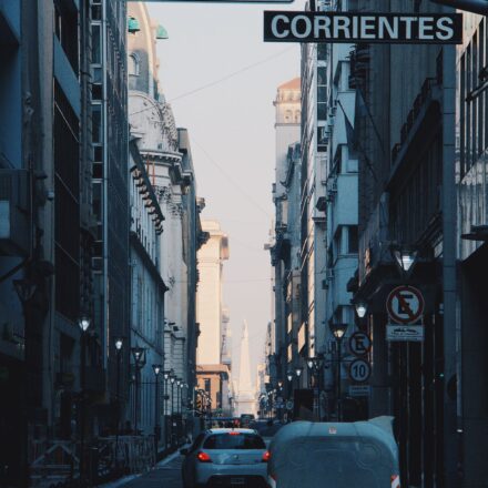 Rua movimentada no centro de Buenos Aires