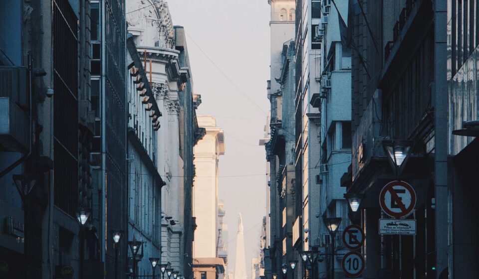Rua movimentada no centro de Buenos Aires