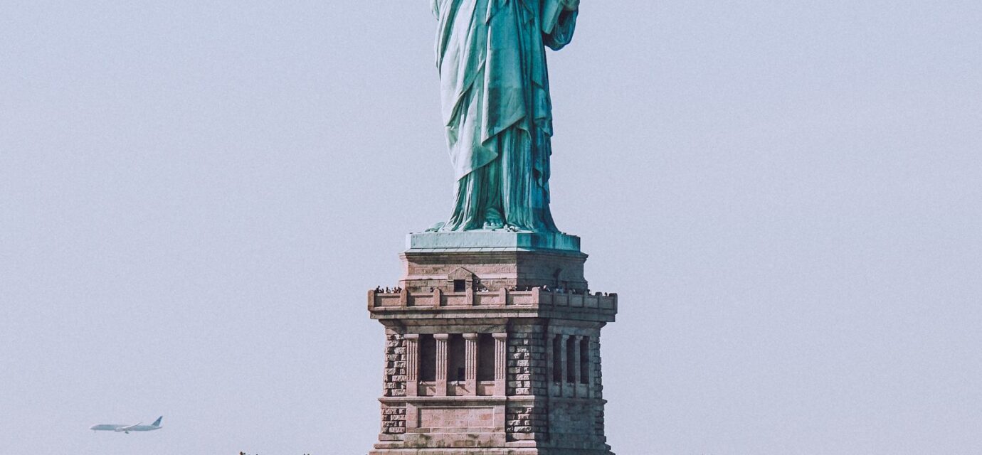 Estátua da Liberdade sob céu azul em Nova York