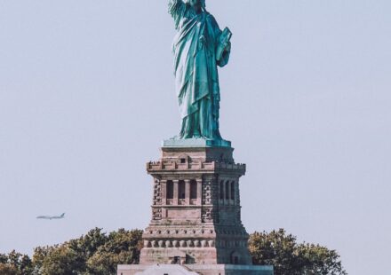Estátua da Liberdade sob céu azul em Nova York