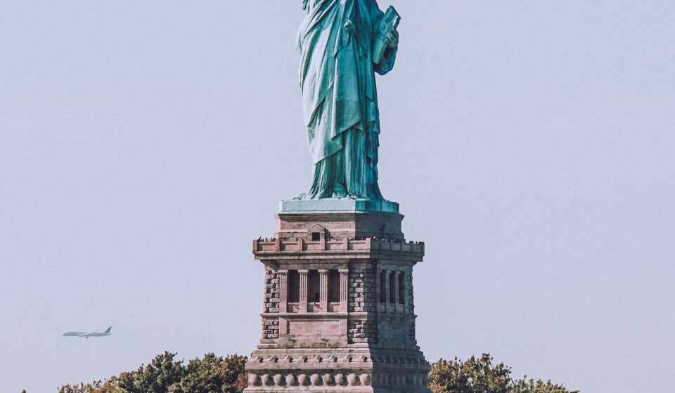 Estátua da Liberdade sob céu azul em Nova York